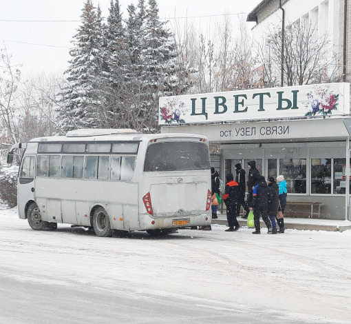 В утренние и вечерние часы пик на остановках Артемовского - настоящая давка, всем нужно уехать на работу и учебу, а мест нет и автобусов не хватает.
